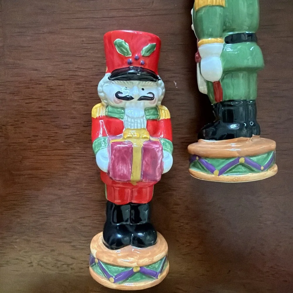 Nutcracker Soldier Salt & Pepper Shaker Taiwan Green Red Gift